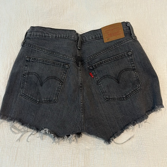 Levi’s black jeans shorts size 29 only worn a few times - Picture 2 of 2
